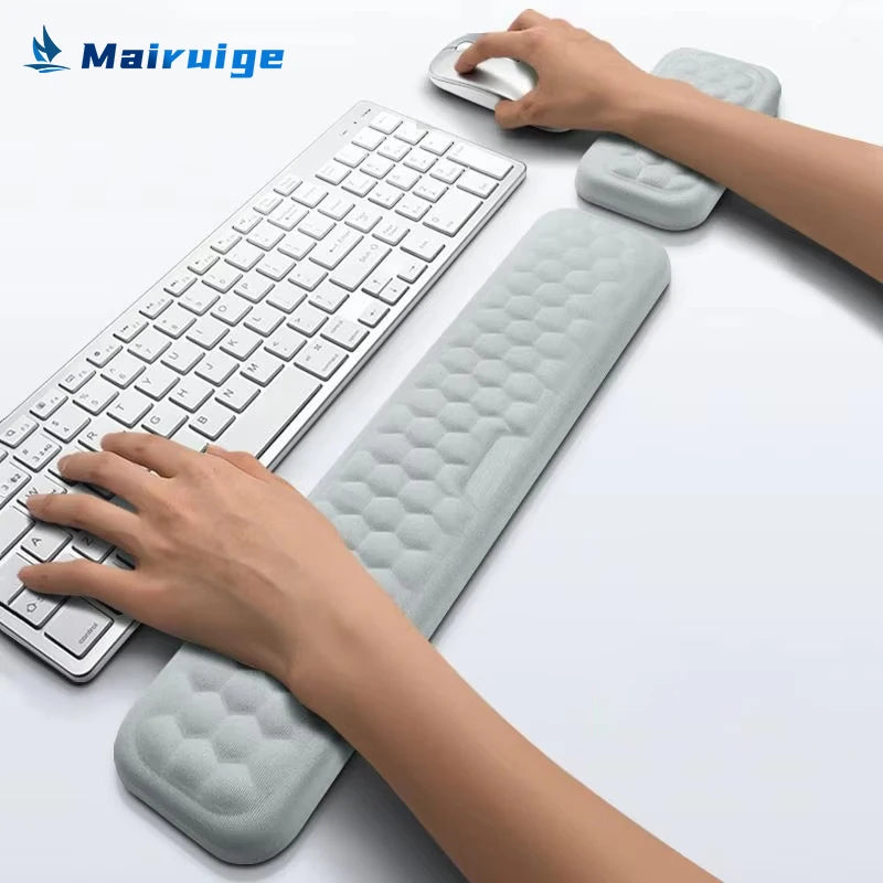 Repose-poignet ergonomique à mémoire de forme utilisé devant le clavier pour soutenir les poignets