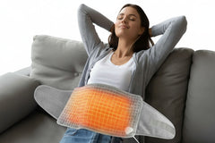 Ceinture lombaire chauffante électrique portée en position assise pour soulager les douleurs du bas du dos et détendre les muscles