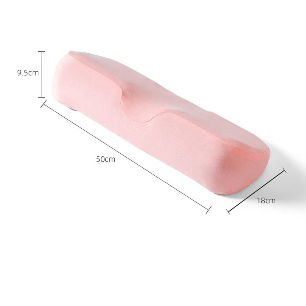 Oreiller de voyage à mémoire de forme rose avec dimensions visibles 50 cm x 18 cm x 9,5 cm et forme ergonomique incurvée