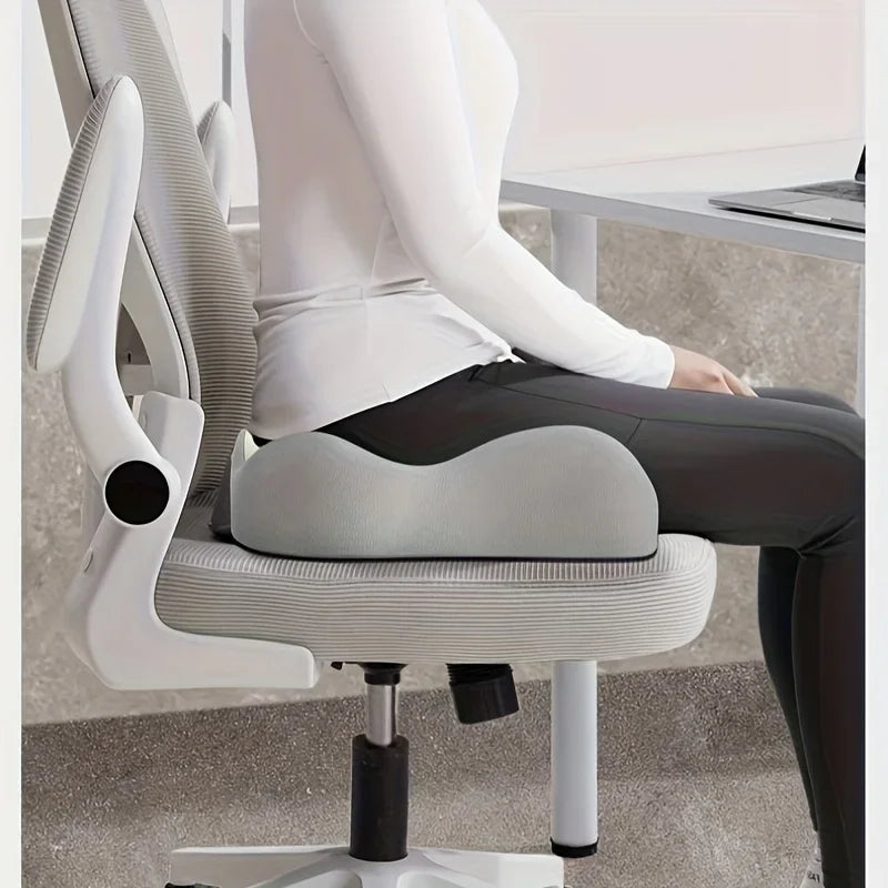 Coussin ergonomique de siège installé sur une chaise de bureau moderne